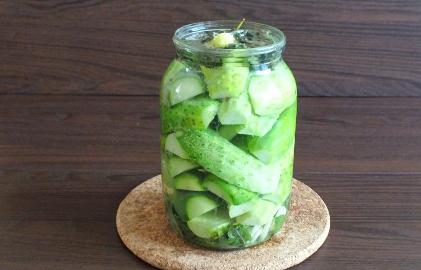 1. Этап. Малосольные огурцы с мятой и чесноком: Залейте кипящим рассолом содержимое банки.