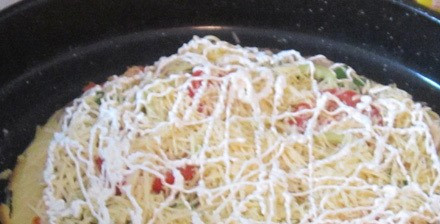 1. Этап. Пицца без дрожжей на молоке: Присыпаем тертым сыром и немножечко поливаем майонезом. Запекаем еще 10 минут.