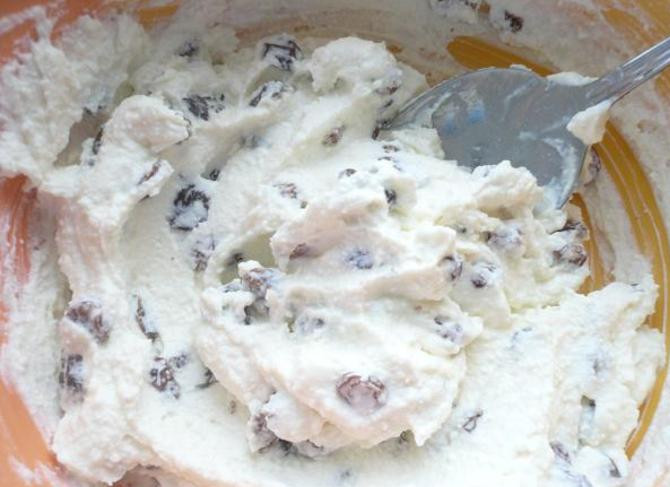 1. Этап. Шоколадные блинчики с творогом: Займемся начинкой. Здесь просто нужно перемешать между собой мед, творог и изюм.