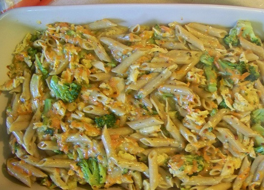 1. Этап. Макароны с курицей в духовке: 7. На сковороду отправить макароны, сваренные на 2 минуты меньше, чем указано на упаковке. Перемешать и все переложить в жаропрочную форму.