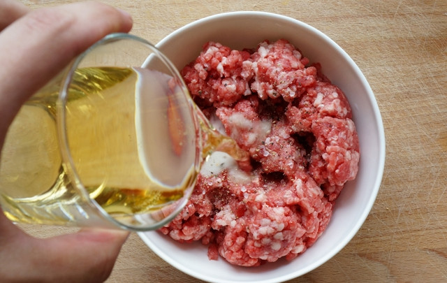 1. Этап. Котлеты для бургеров: Влейте в фарш пиво, хорошо всё перемешайте. Масса не должна быть влажной.