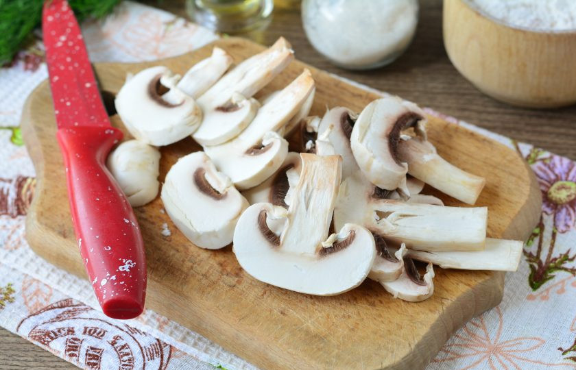 1. Этап. Пицца Терияки: Промытые грибы нарежьте пластинками.