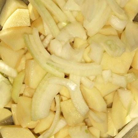 1. Stage. Potatoes in the oven: Peel and cut the potatoes into slices, cut the onion in half rings.