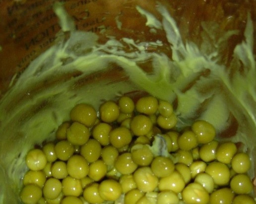 1. Этап. Пюре из авокадо: 2. Добавим горошек, лимонный сок и специи по вкусу. Продолжаем делать пюре.