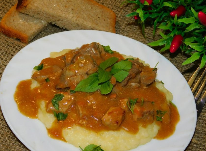 1. Этап. Свинина с куриной печенью и базиликом: Подавайте в горячем виде с любым гарниром. Приятного аппетита!