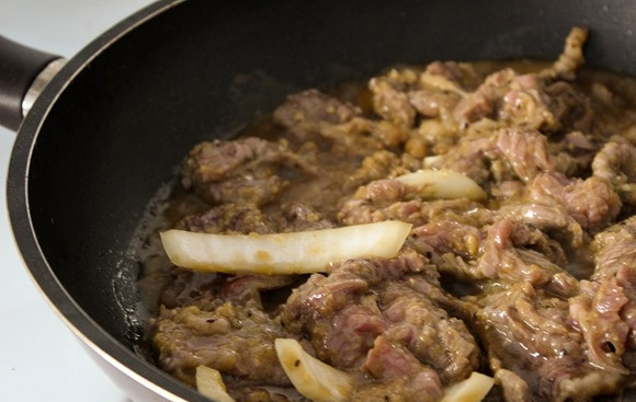 1. Этап. Говядина в маринаде с киви: 3. Выложите говядину в маринаде с киви на разогретую сковороду и жарьте на среднем огне до мягкости (время зависит и от размера кусочков, и от жесткости мяса).