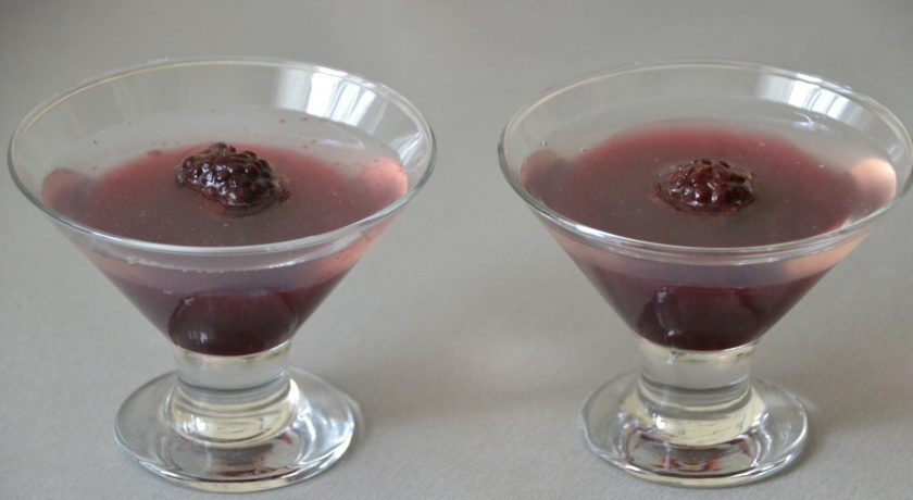 1. Этап. Прозрачное желе: В другие формочки выложите ягоды ежевики и тоже залейте прозрачным желе.