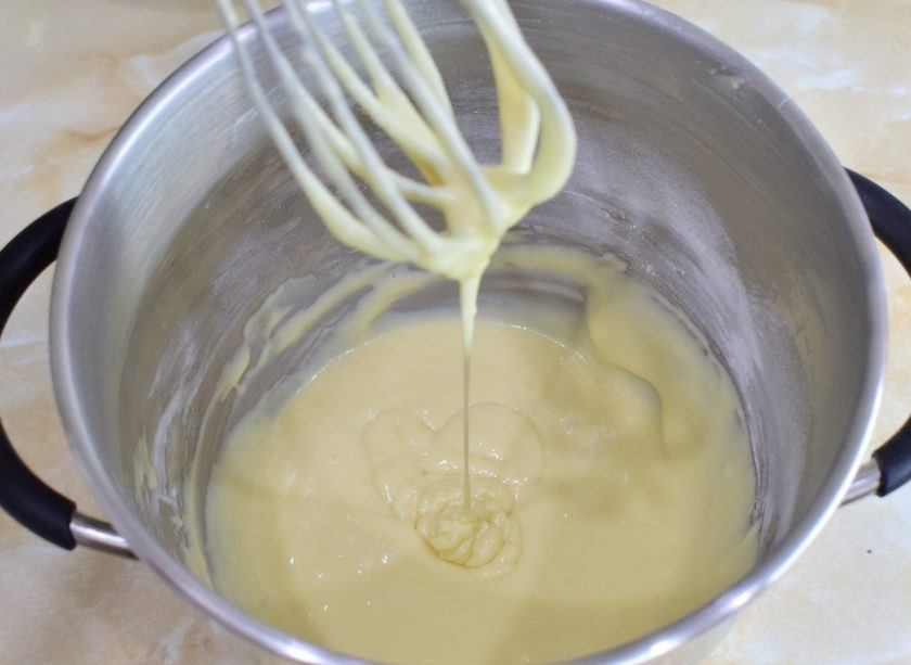 1. Этап. Торт «Молочная девочка» с бананами: Готовое тесто получается уже не жидкое, но и не очень густое.