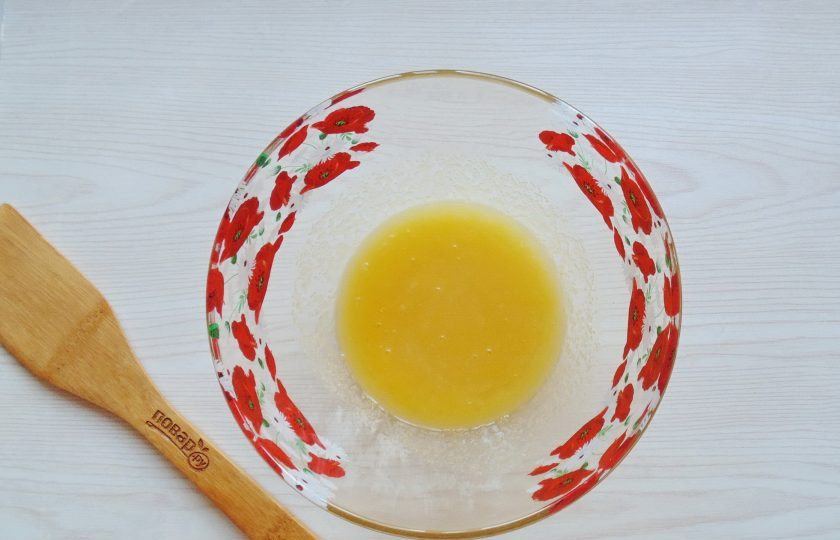 1. Этап. Коврижка с абрикосами: В глубокую миску влейте растопленное сливочное масло. Добавьте сахар и перемешайте.