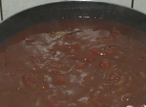 1. Этап. Запеченное мясо по-английски: 4. Постоянно помешивая, медленно влить бульон поверх лука и довести до кипения, скрутить газ до минимального. Добавить помидоры, соль и перец. Хорошо перемешать и дать покипеть на слабом огне в течение 2-х минут.