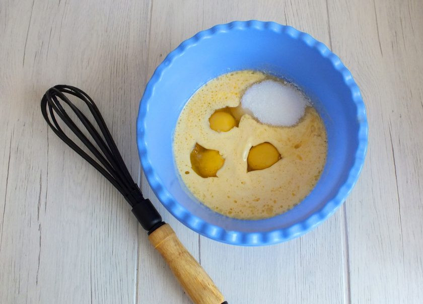 1. Этап. Кексы Несквик: Растопите сливочное масло до состояния эмульсии, т.е. слегка. Добавьте яйца и сахар. Взбейте.