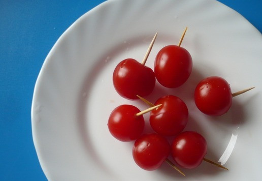 1. Этап. Елка из овощей и тунца: Нанизать на зубочистки помидоры черри.