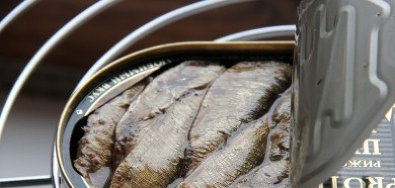 1. Этап. Бутерброды со шпротами, яйцом и огурцом: Открываем банку со шпротами, сливаем масло.