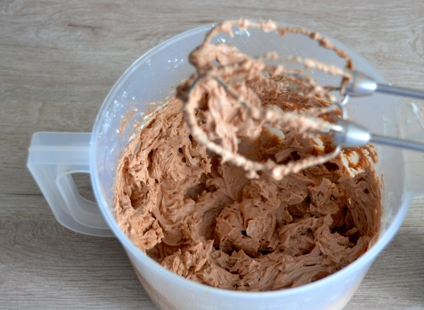 1. Этап. Пирожное Корзиночка с масляным кремом: Крем можно оставить белого цвета, можно добавить пищевые красители или какао и взбить с ними.