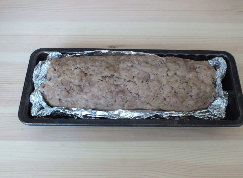 1. Этап. Домашняя колбаса в фольге: Через указанное время, достаньте колбасу из духовки, откройте фольгу (аккуратно, может быть горячий сок!) и поставьте обратно в духовку на 10 минут.