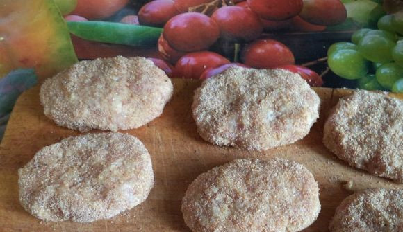 1. Этап. Самые вкусные котлеты: Руки ополаскиваем холодной водой. Из полученного свиного фарша формируем котлеты. Обваливаем их в панировке.