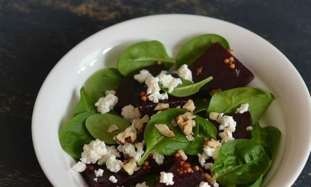 1. Этап. Салат из свеклы без майонеза: Брынзу натрите на терке или разомните вилкой. Также положите ее в миску, присыпьте все грецкими орехами. Посолите по вкусу и подавайте.