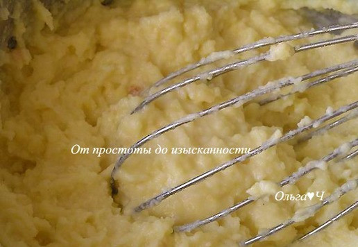 1. Этап. Полента Таранья: Всыпьте кукурузную муку и готовьте на медленном огне 10-15 минут, постоянно помешивая венчиком.