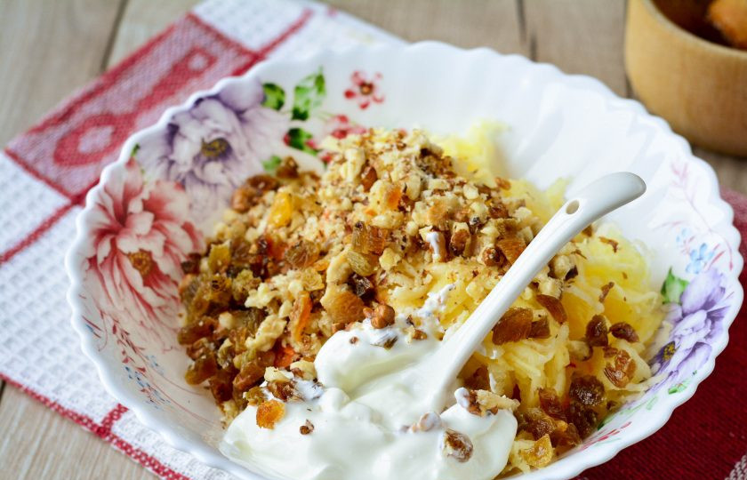 1. Этап. Салат с орешками: Заправьте салат нежирной сметаной.