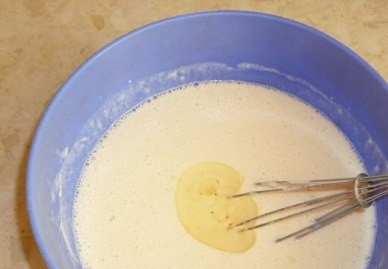 1. Этап. Постные картофельные блины: Перемешиваем венчиком или миксером до однородности, а после вливаем растительное масло. Размешиваем и даем тесту постоять минут 15-20.