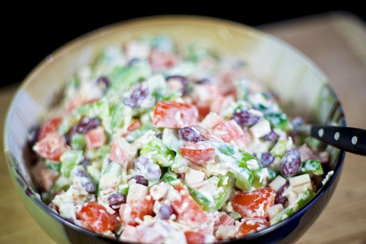 1. Этап. Cалат с крабовыми палочками и фасолью: Выдавите в салат чеснок, добавьте майонеза и соли по вкусу. Перемешайте. Салат с крабовыми палочками и фасолью готов!