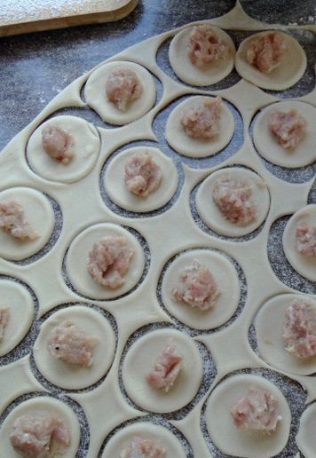 1. Этап. Пельмени-гриль с индейкой: Лепим пельмени привычным способом.