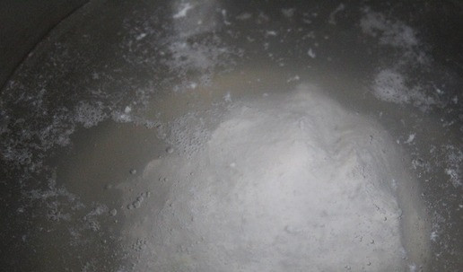 1. Этап. А-ля кюфта из индейки: Налить воду в кастрюлю (желательно не широкую и высокую)и поставить на огонь. Воду подсолить так, чтобы она была солоноватая. Воду довести почти до кипения, но не кипятить! Влажными руками делаем из индейки шар и опускаем в воду.