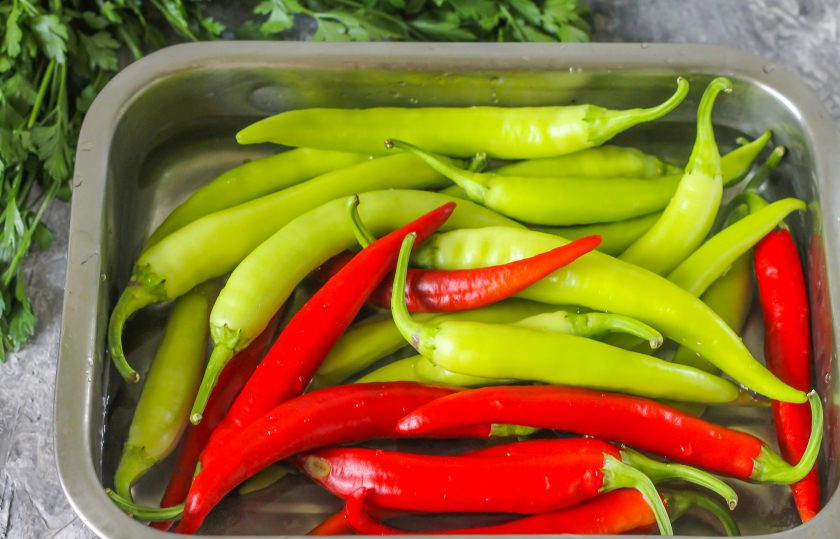 1. Этап. Маринованный горький перец на зиму: Выложите горький перец в миску или гастроемкость, промойте, залив холодной водой.