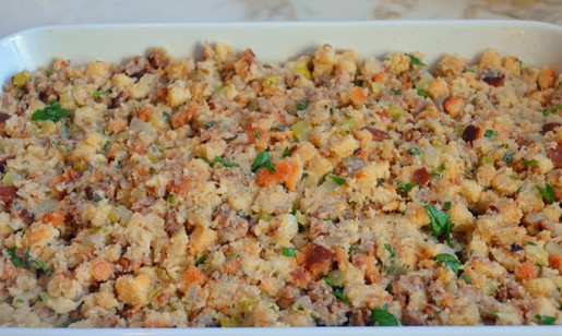 1. Этап. Итальянская запеканка из фарша: 8. Готовую смесь перемешайте и переложите в форму для выпечки.