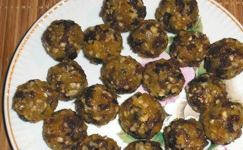 1. Этап. Конфеты Пчелка: 3. Чуть влажными чистыми руками лепим шарики-конфеты, охлаждаем немного в холодильнике, - и подаем!