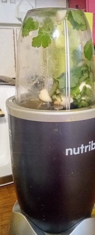 1. Этап. Макароны с ароматным соусом: В блендер положить петрушку, соль (пол--ложки), лимонный сок, чеснок, масло сливочное, перец чили. Размешать до однородности. Убрать из блендера. Это будет соус из петрушки и чеснока.