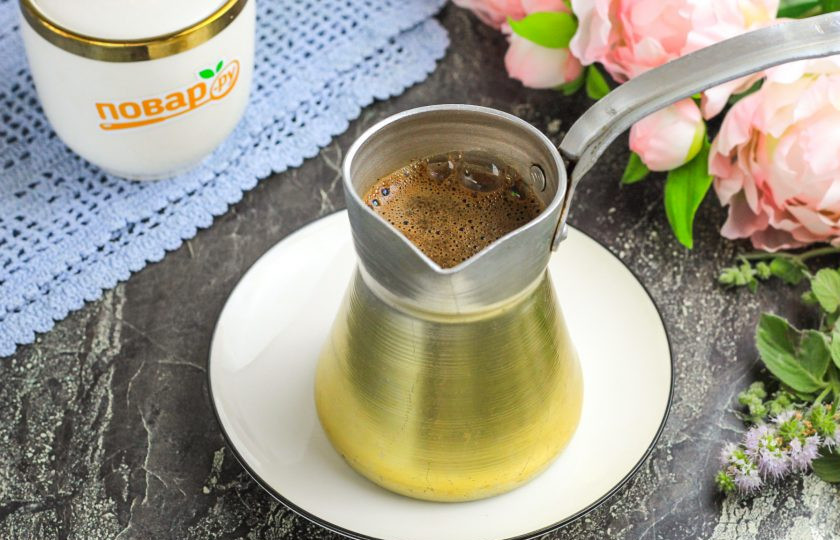 1. Этап. Кофе по-бедуински: Пересыпьте все в турку или джезву и влейте горячую воду, но не до верха, так как кофе еще будет кипеть. Поместите его на плиту или в раскаленный песок (как это делают бедуины). Доведите до кипения и снимите джезву, остудите пару секунд и снова верните на плиту, делая минимальным нагрев. Проварите до кипения и в третий раз вскипятите — этого будет достаточно. Бедуины же постоянно томят кофе на плите, подливая лишь воду. В результате у них получается концентрированный кофе, маслянистый, со жгучим вкусом.