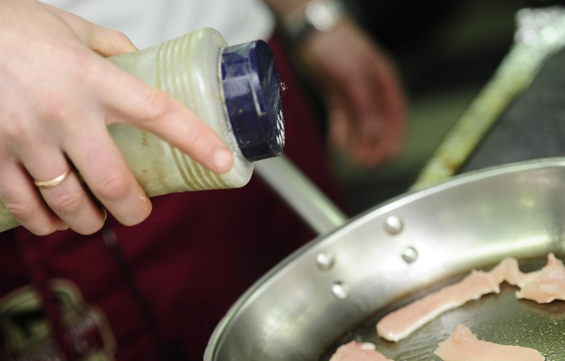 1. Этап. Салат из стручковой фасоли с курицей: В сковородке разогреваем растительное масло и обжариваем в нем кусочки курицы с двух сторон до образования румяной корочки.