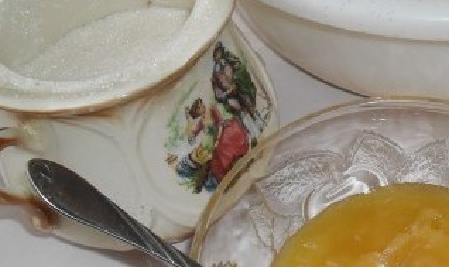 1. Этап. Соус на чак-чак: Вам понадобится всего два ингредиента: мед и сахар.