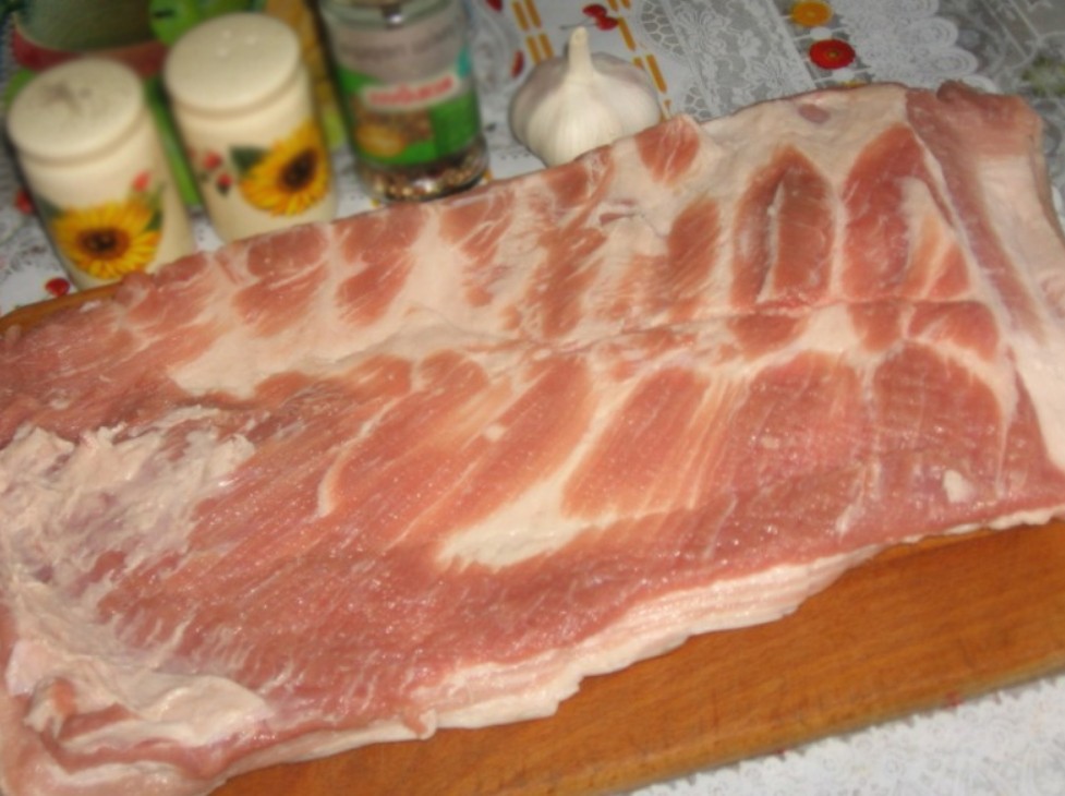 1. Stage. Pork belly roll: Rinse and dry the breast well. From the outside on the skin, make not deep cuts in the shape of rhombuses. On all sides, rub the meat with the garlic passed through the press, salt and pepper to taste.