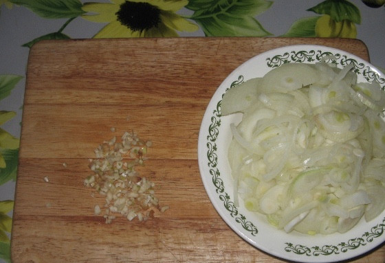 1. Этап. Ребрышки в медово-соевом соусе: Теперь нарезаем полукольцами лук. Мелко нарезаем чеснок.