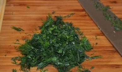 1. Этап. Греческий салат с помидорами: Свежую зелень вымыть, обсушить и измельчить ножом.