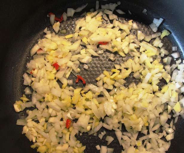 1. Этап. Курица карри с рисом: Обжариваем с маслом пару минут чеснок, лук, имбирь и перец.