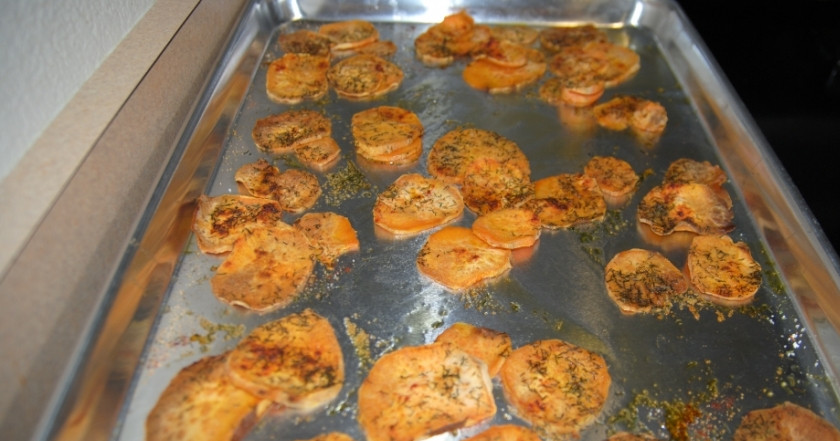 1. Этап. Салат из чипсов: 1. Картофель нарезаем тонкими ломтиками, обваливаем в специях, немного сбрызгиваем маслом и запекаем в духовке до золотистого цвета (примерно 20 минут).