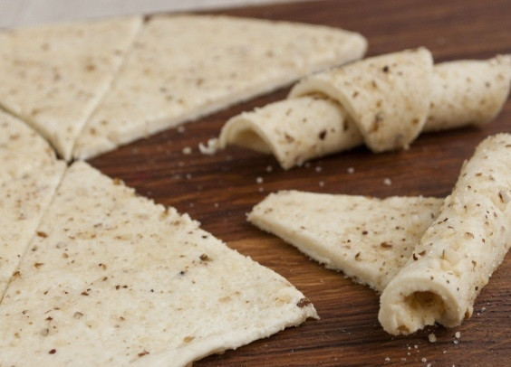 1. Этап. Творожное тесто для рогаликов: 6. Выложите тесто на рабочий стол, раскатайте его, присыпьте орехово-сахарной смесью и снова раскатайте. После нарежьте тесто небольшими треугольниками, сверните рогалики и отправьте в духовку.