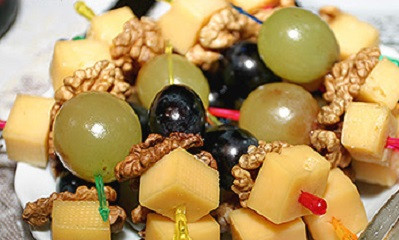 1. Этап. Канапе с сыром и виноградом: 2. Дополнить классический вариант можно орешками. Отлично подойдет к такой закуске грецкий орех или миндаль. Орешек лучше разместить между сыром и виноградом на шпажке или подавать на отдельном блюде рядом с канапе. Ореховый вкус с сыром сочетается идеально, а виноград оттеняет этот вкус.