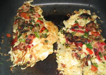 1. Этап. Японская пицца Окономияки (Okonomiyaki): Установите средний огонь. Через 5 минут переверните пиццу. Готовим ещё 5-10 минут.