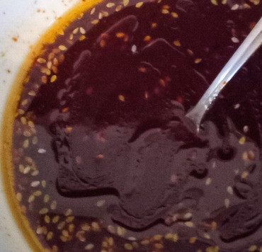 1. Этап. Холодный салат по-корейски: В отдельной ёмкости сделать заправку, смешав кочудян, кленовый сироп, уксус, соевый соус и масло кунжутное. Перемешать.