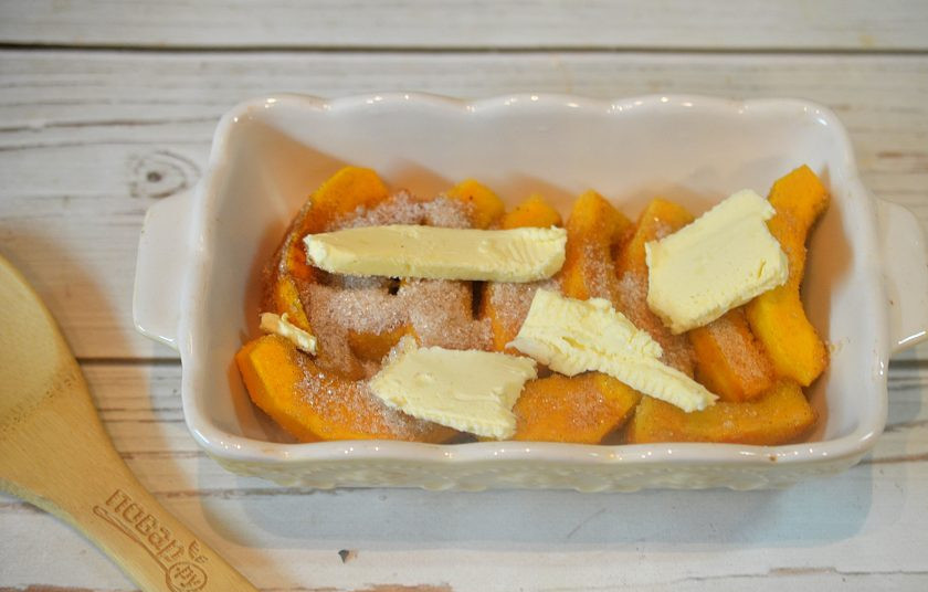 1. Этап. Запеченная тыква с орехами: 5. Разложите сверху кусочки масла. Запекайте в духовке при 180 градусах около 20 минут.