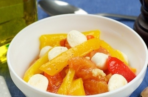 1. Этап. Салат из запеченных перцев: Готовый салат посолите, если это необходимо, и перемешайте. Подавайте к столу в тёплом виде.