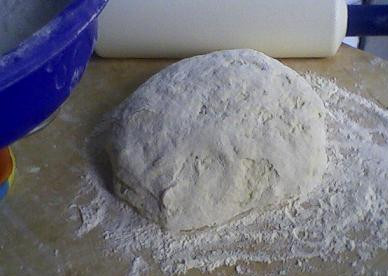 1. Этап. Чепалгаш с картошкой: Замешиваем тесто до однородности и оставляем под полотенцем на 20 минут.