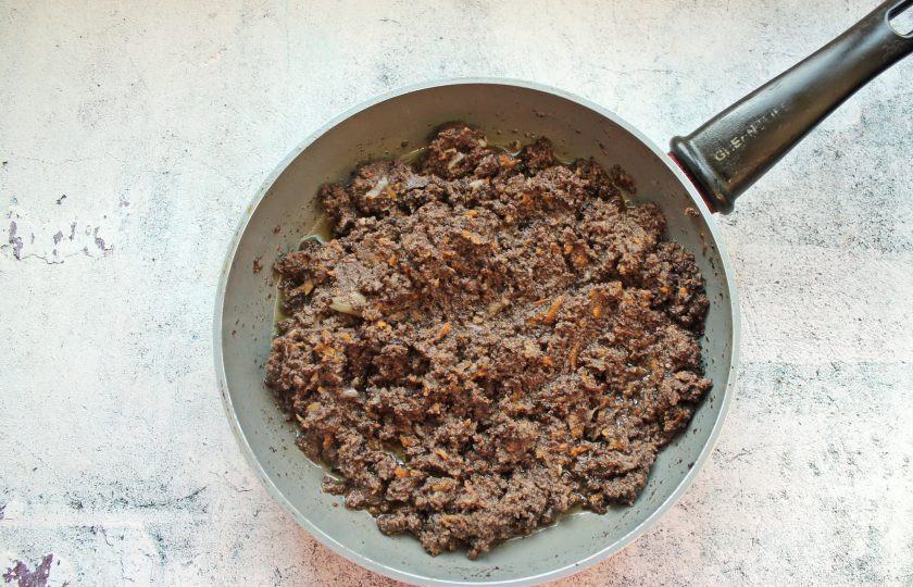 1. Этап. Икра из груздей на зиму: Все посолите, поперчите и тушите икру в течение 30 минут на медленном огне, перемешивая.