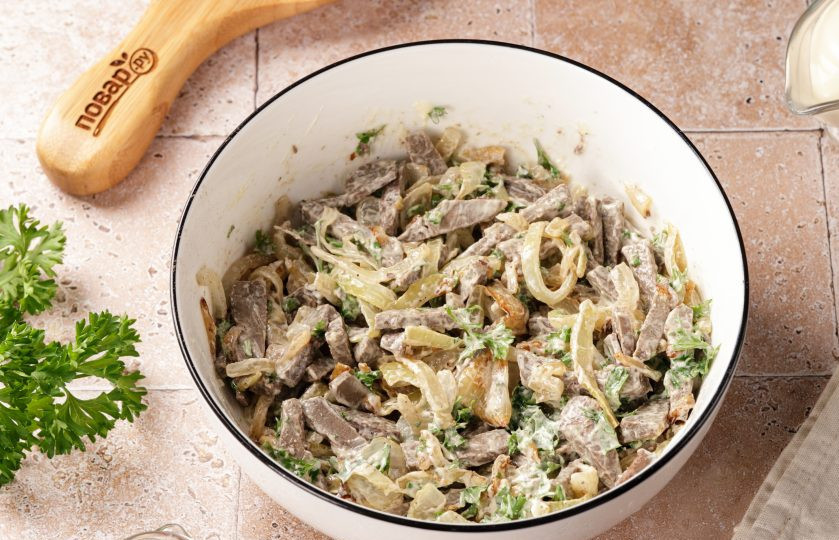 1. Этап. Салат из свиной печени с луком: Заправьте майонезом и перемешайте. Салат из свиной печени с луком готов.