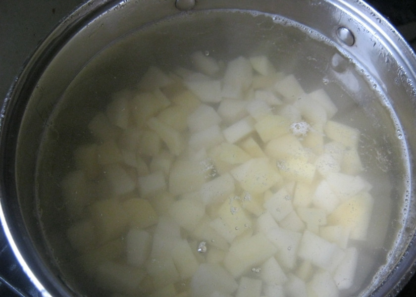 1. Этап. Вермишелевый суп без мяса: Отправляем вариться картошку.