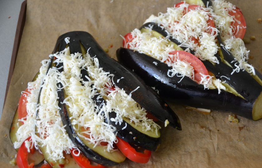 1. Этап. Баклажаны Жар-птица: Посыпьте сверху тертым сыром, запекайте 30 минут при температуре 180-200 градусов.